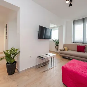 https://seven-apartman.hotelinzadar.com
